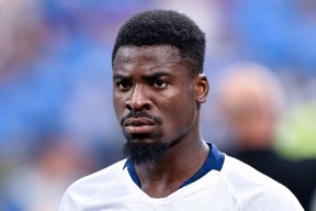 比赛局势复杂引发热议！，德约科维奇在篮网比赛中出色防守观众掌声雷动的简单介绍